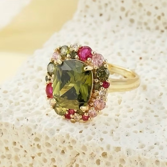 Jewelry - Gorgeous CZ Ring Gold Tone Size 8